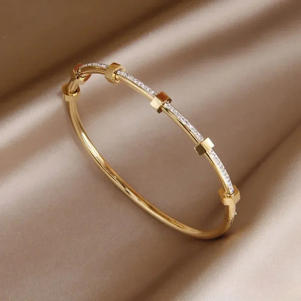 Elegant Gold Bracelet in Light Design
